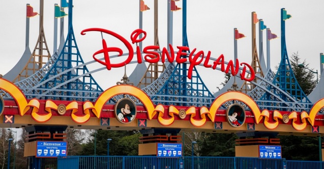 Disneyland bir yılın ardından kapılarını tekrar açıyor