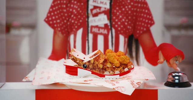 KFC ve Crocs tavuk kokulu terlik üretti: Yarım saat içerisinde tükendi!