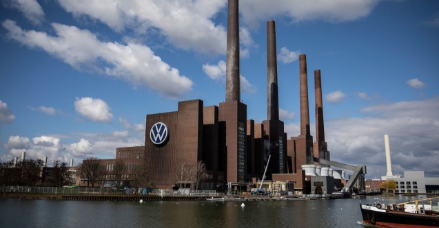 Koronavirüs Volkswagen'i de vurdu: Yarı yarıya azalma