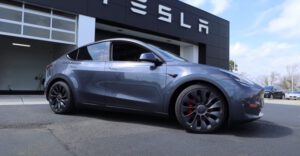 Tesla yasağa rağmen 'üretime devam' dedi