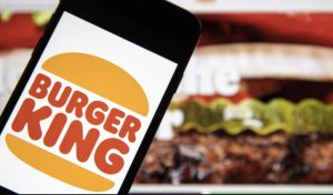 Burger King yeni ikonik lezzeti fıstık ezmesi hamburgeri test ediyor