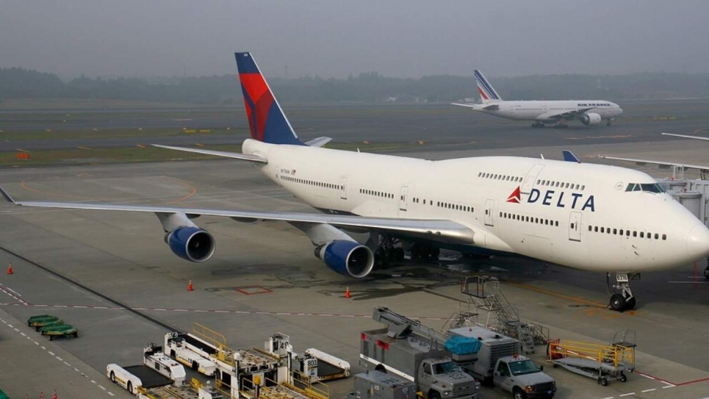 Delta Havayolları'nın Boeing 717 uçağında korku dolu anlar! Lastik patladı, acil iniş yaptı