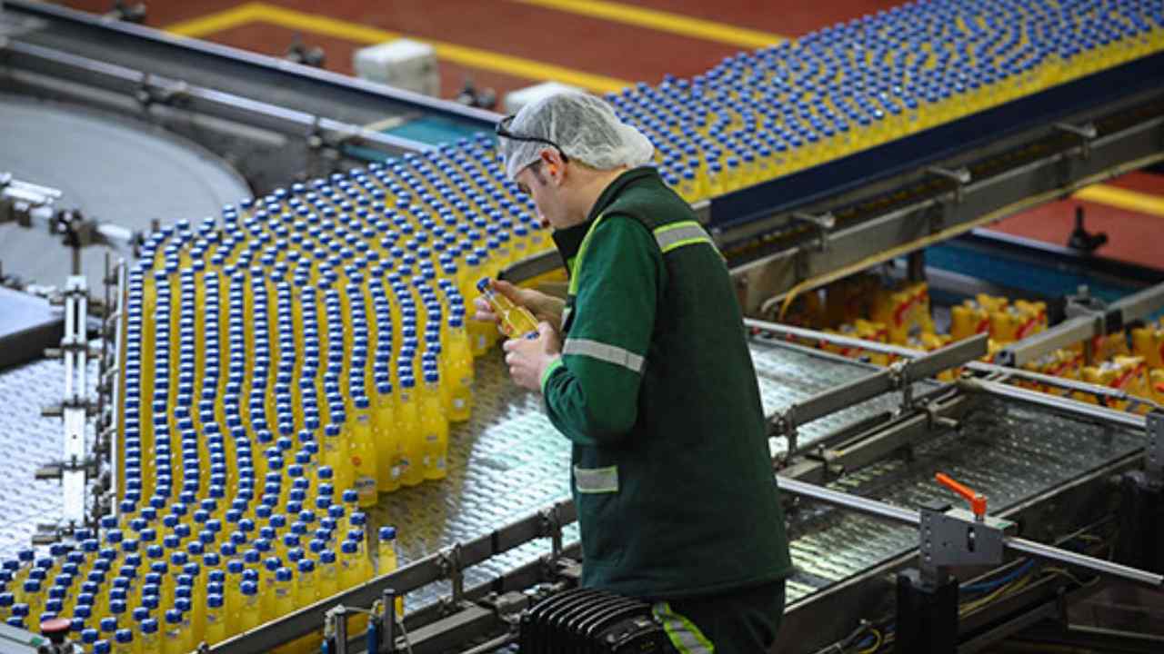 Ünlü içecek şirketi tüm personelin maaşına ek zam yaptı! Fabrika bayram yerine döndü